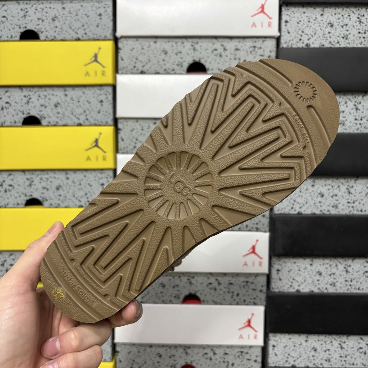 UGG Classic Mini II 'Brown' — vue 3