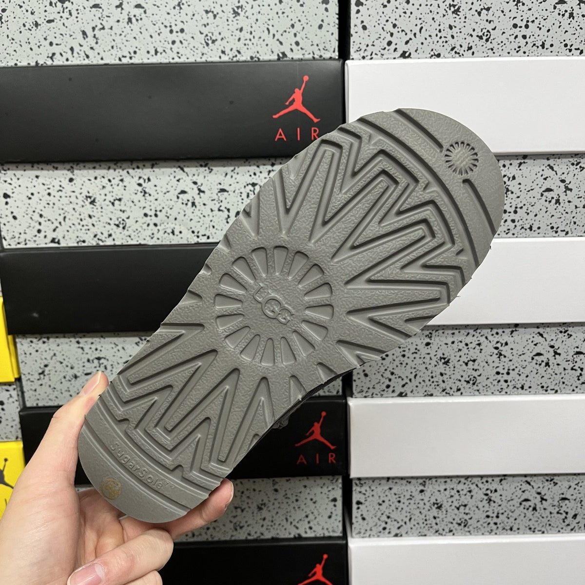 UGG Classic Ultra Mini 'Grey' — vue 3