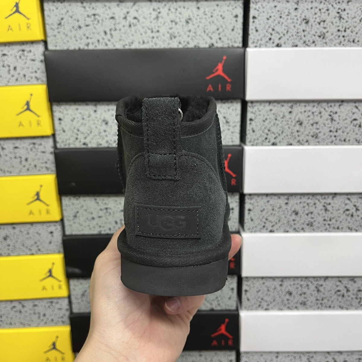UGG Classic Ultra Mini 'Black' — vue 4