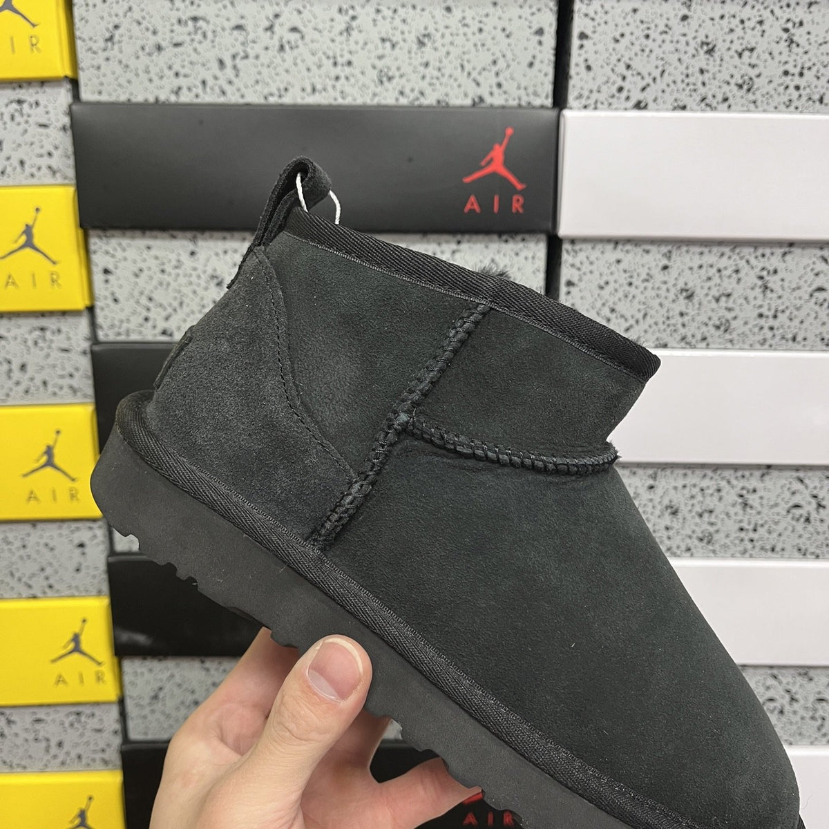 UGG Classic Ultra Mini 'Black' — vue 6