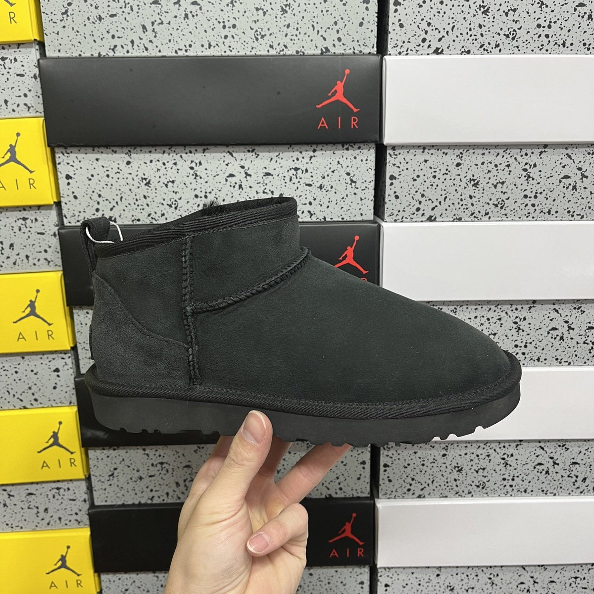 UGG Classic Ultra Mini 'Black' — vue 9