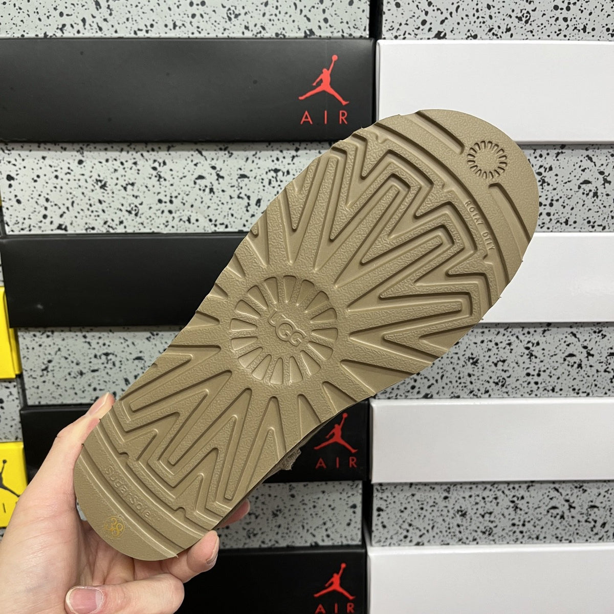 UGG Classic Ultra Mini 'Brown' — vue 3