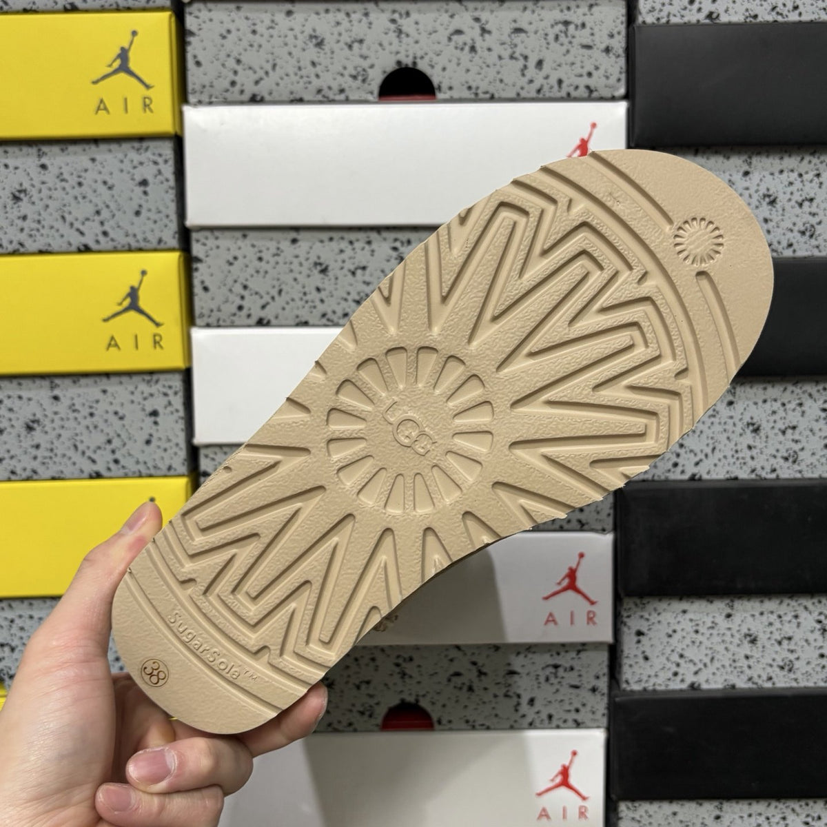 UGG Classic Short II 'Sand' — vue 3