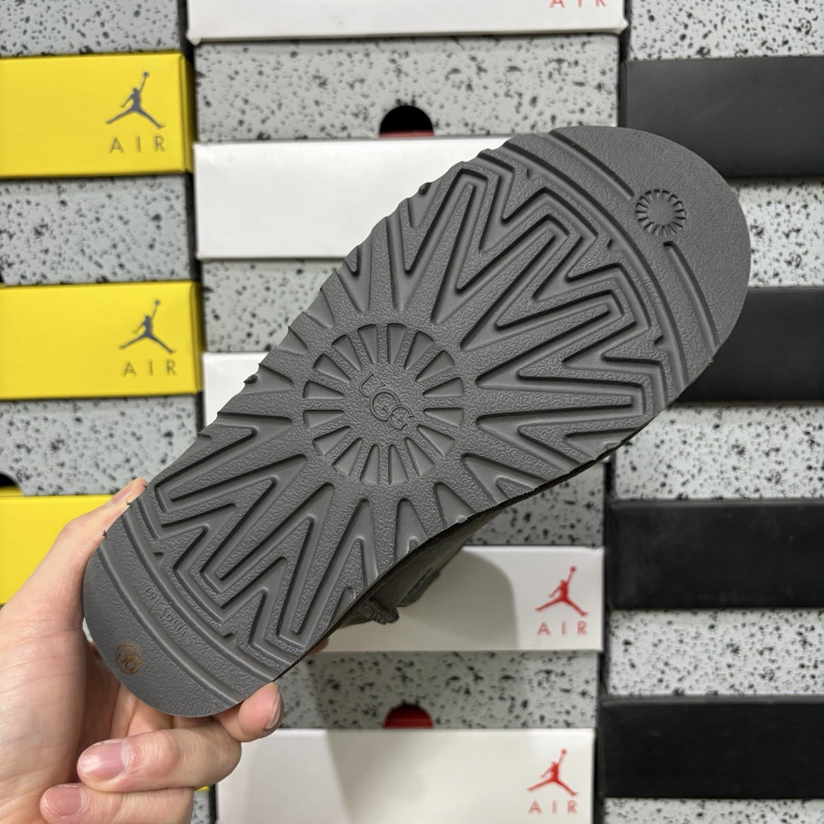 UGG Classic Short II 'Grey' — vue 3