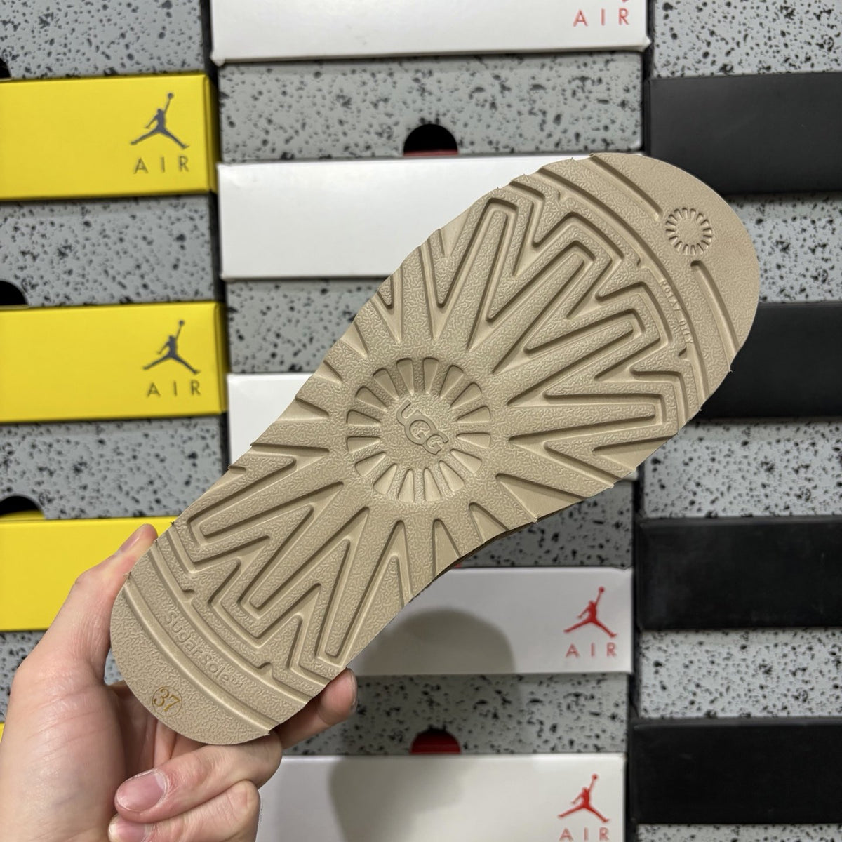 UGG Bailey Button II 'Sand' — vue 3