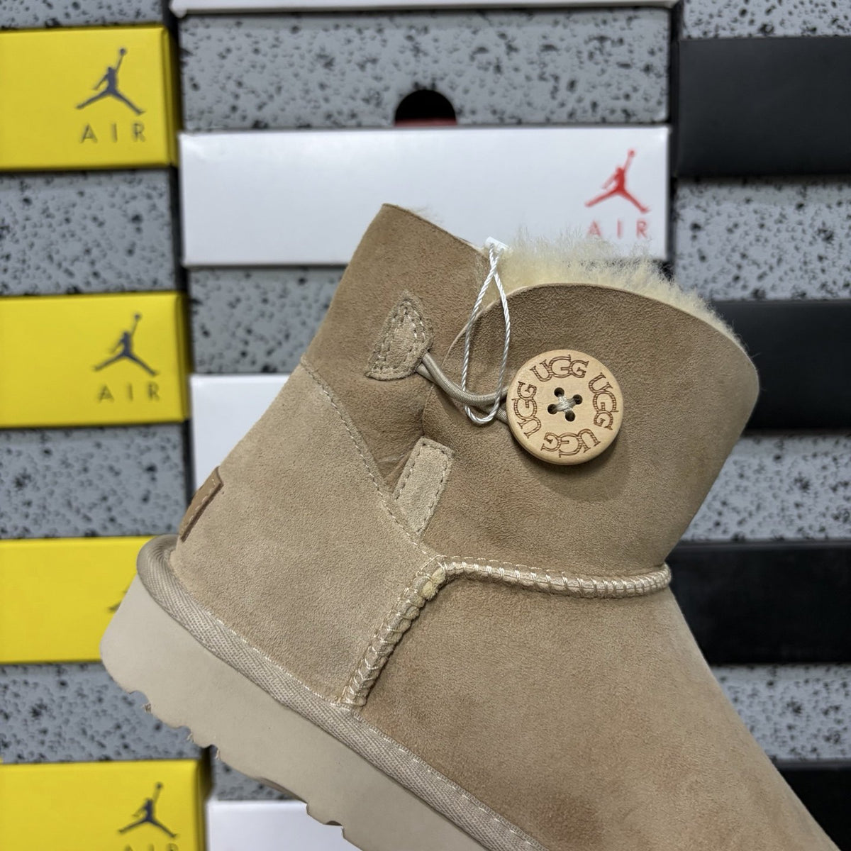 UGG Bailey Button II 'Sand' — vue 6