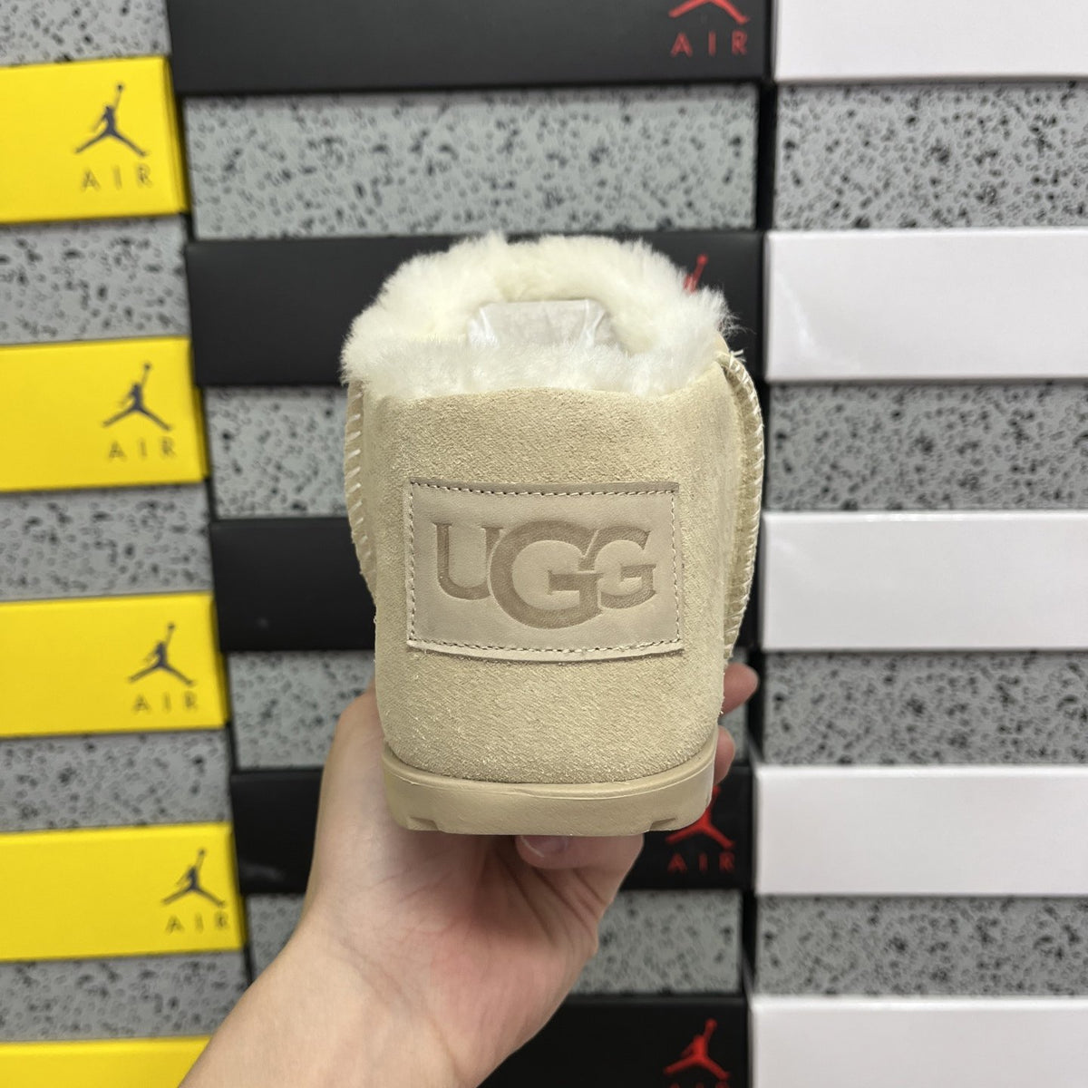 UGG Capybara Slipper 'Sand' — vue 4