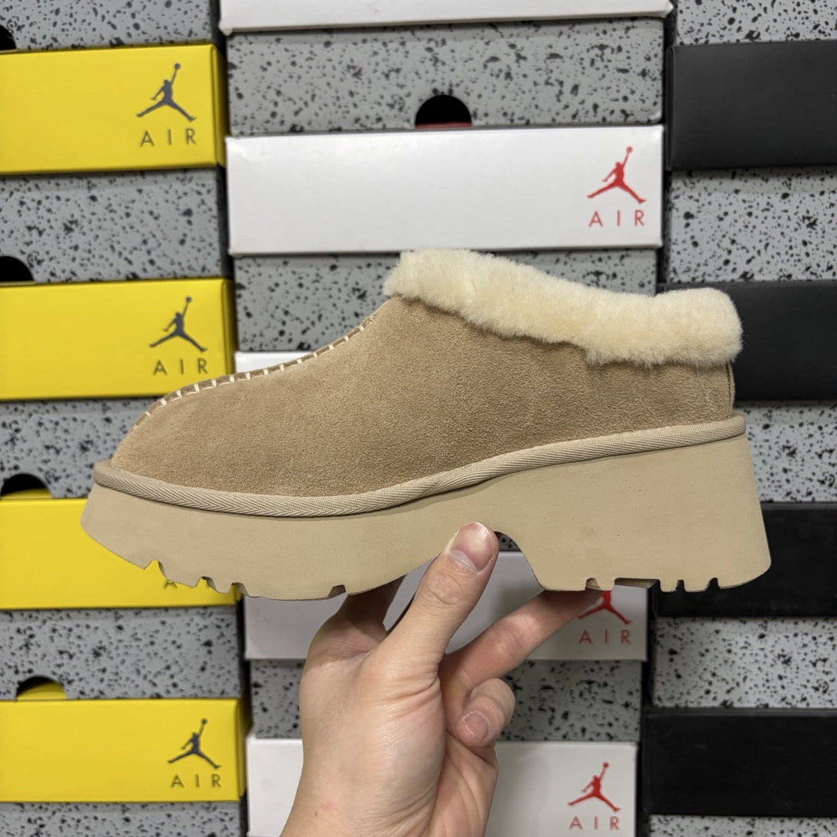 UGG Fisherman Wedge Slide 'Sand' — vue 2