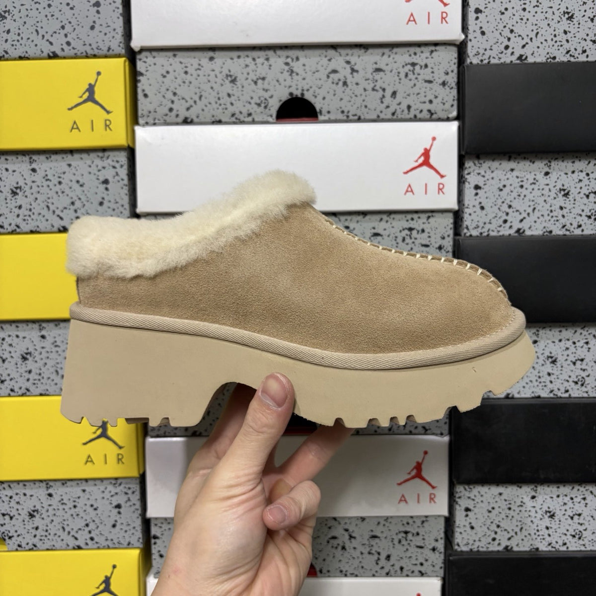 UGG Fisherman Wedge Slide 'Sand' — vue 9