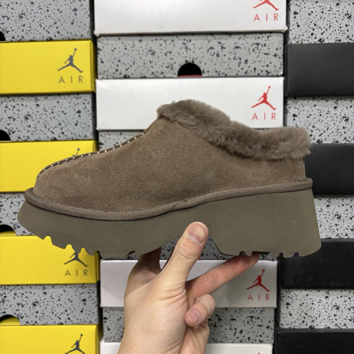 UGG Fisherman Wedge Slide 'Walnut' — vue 2