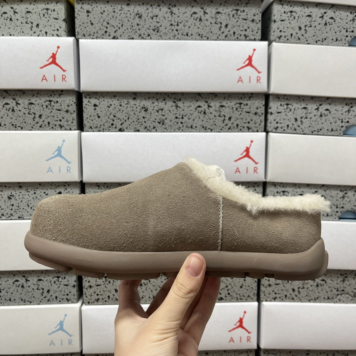 UGG Pumped Slide 'Sand' — vue 2