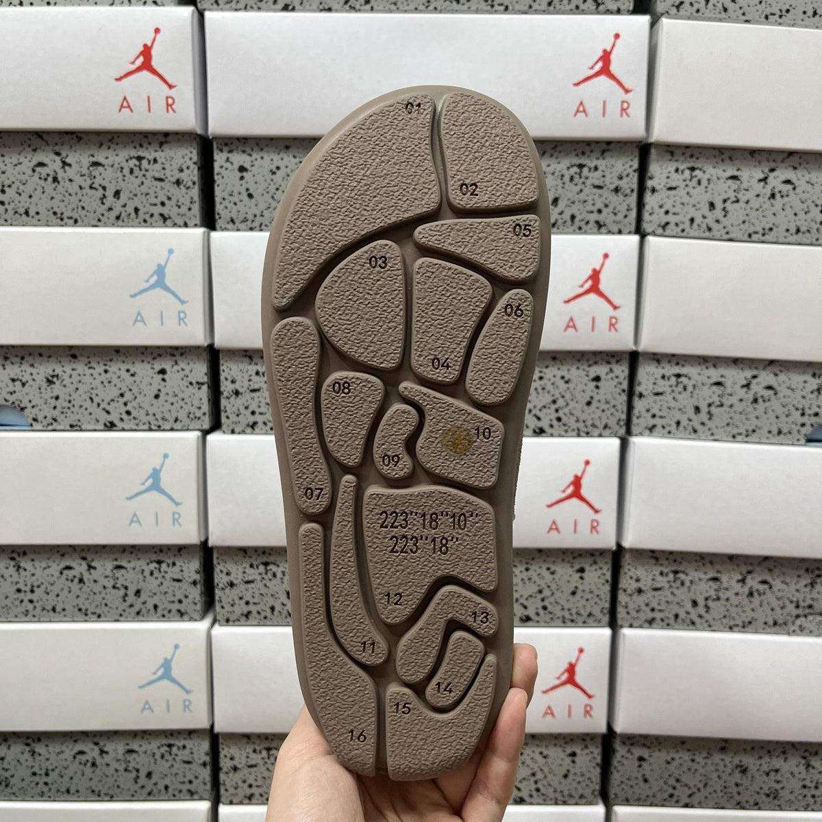 UGG Pumped Slide 'Sand' — vue 3