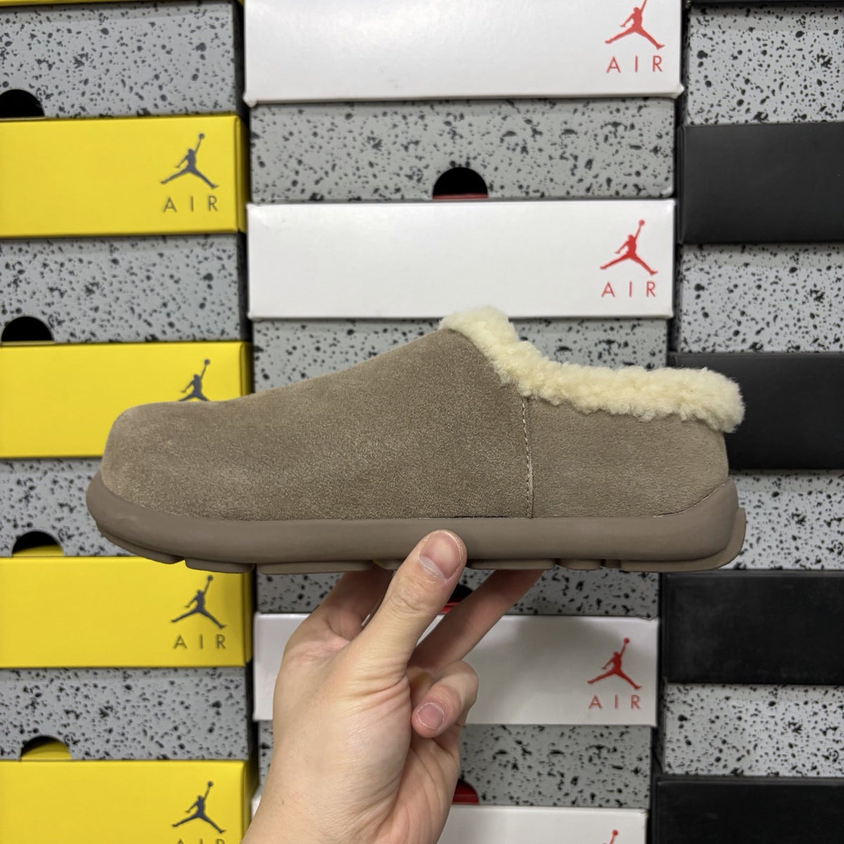 UGG Pumped Slide 'Chocolate' — vue 2