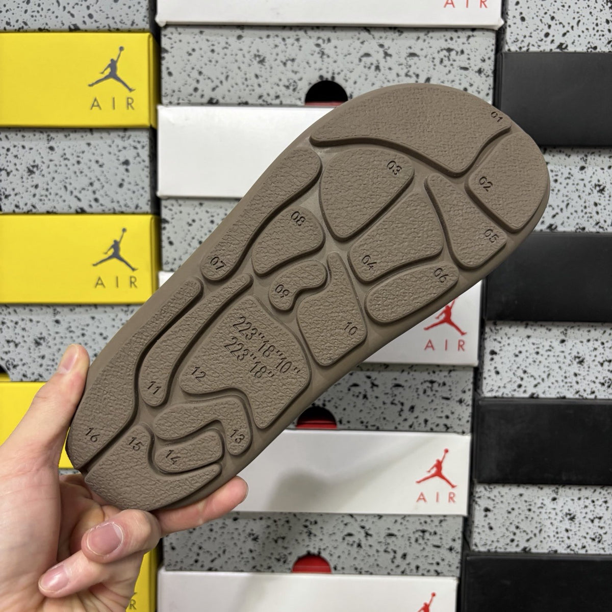 UGG Pumped Slide 'Chocolate' — vue 3