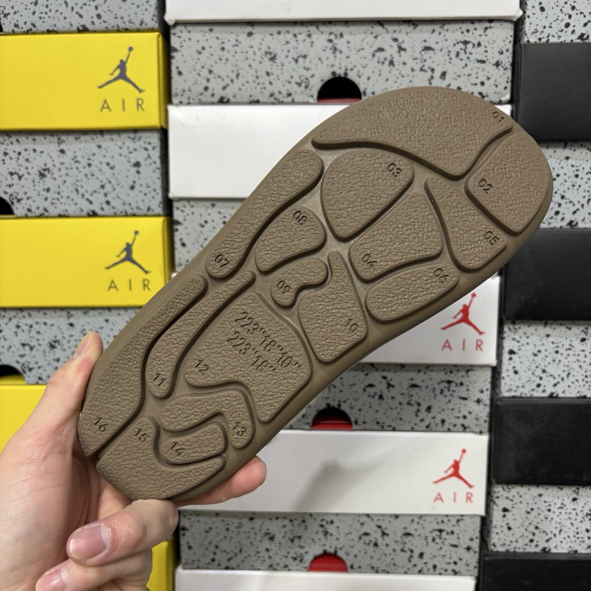UGG Pumped Slide 'Dark Brown' — vue 3