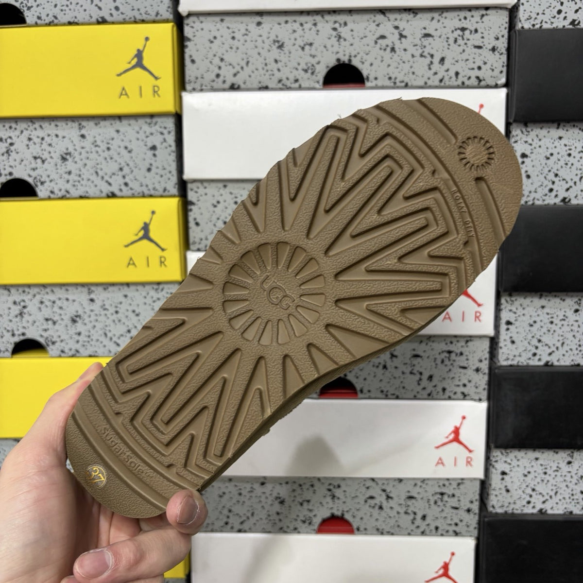UGG Classic Ultra Mini Lite 'Sand' — vue 3