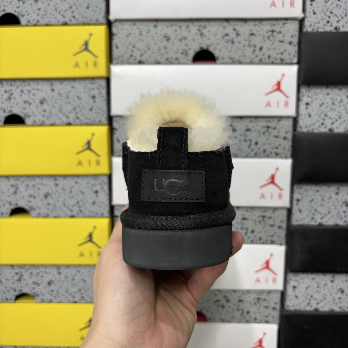 UGG Classic Ultra Mini Lite 'Black' — vue 4