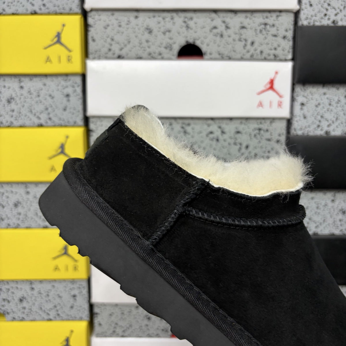 UGG Classic Ultra Mini Lite 'Black' — vue 6
