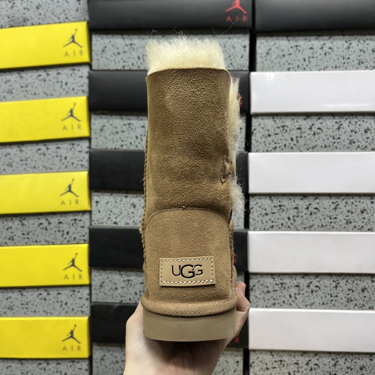 UGG Bailey Button Triplet II 'Chestnut' — vue 4