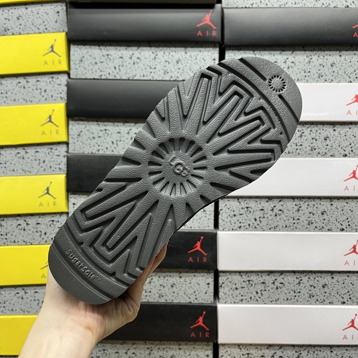 UGG Bailey Button Triplet II 'Grey' — vue 3