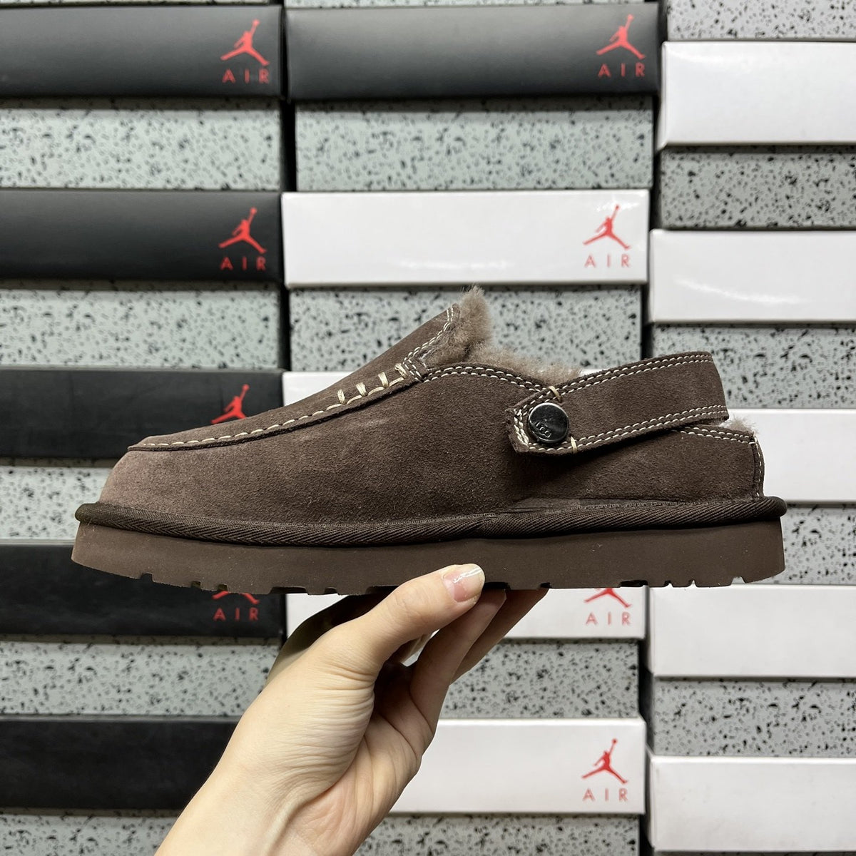 UGG Tazz Buckle 'Dark Brown' — vue 2