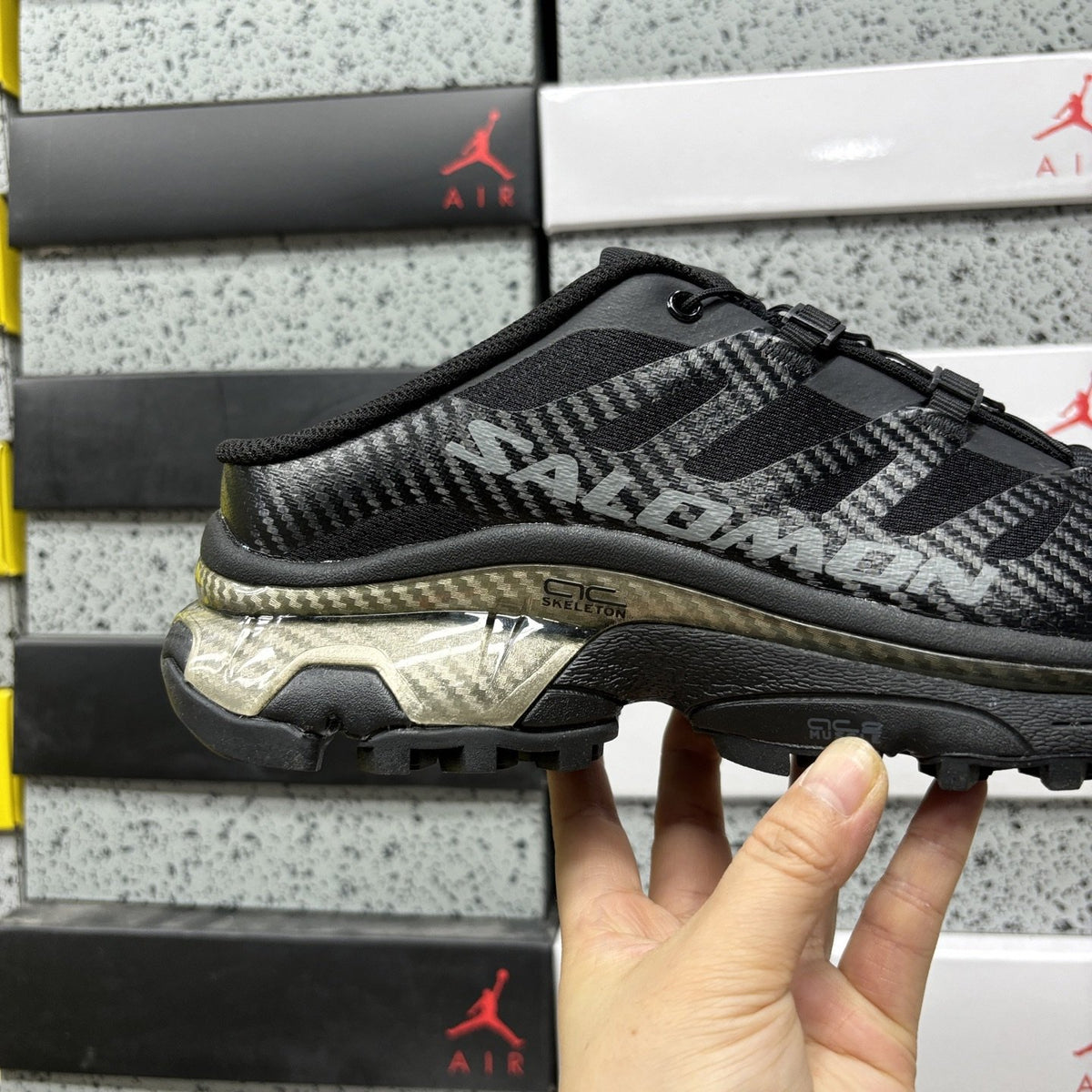 Sneakers XT-4 'Triple Black' — vue 3